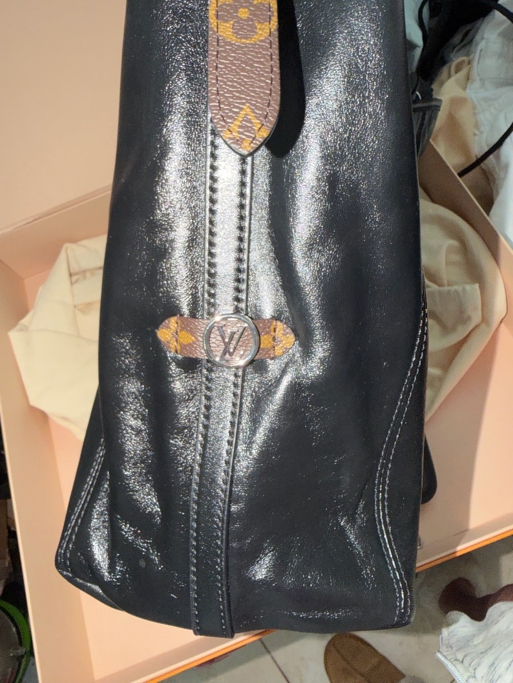 Louis Vuitton Carryall VIBE MM in lambskin & monogram canvas shoulder bag 2025 - Picture 10 of 16